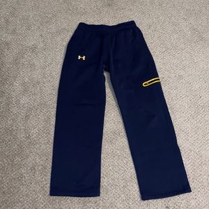 Size medium. UA storm sweat pants with back and side zipper